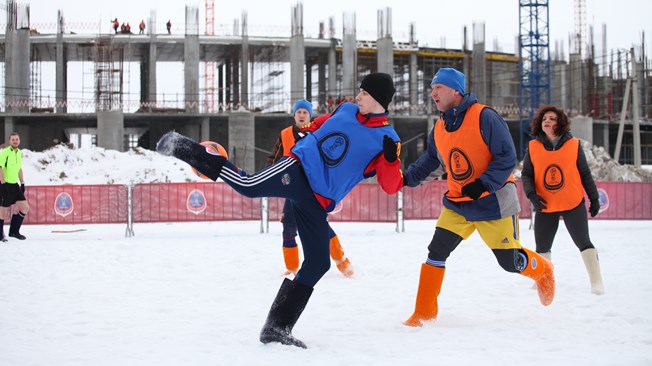 Voetballen in de sneeuw in speelstad Nizhny Novgorod